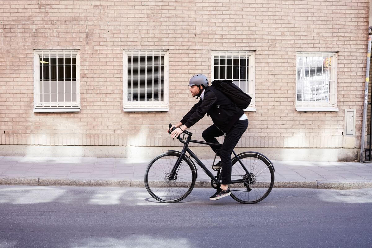 Rowerzysta na rowerze MTB od Mrozbike